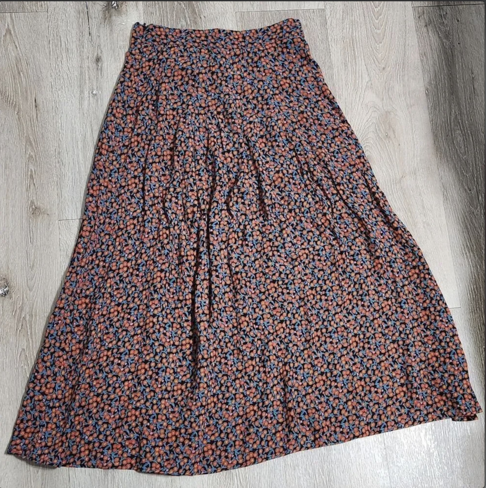 ZARA BOHO Floral Skirt Size S Zipper side closure pleaded two opening front